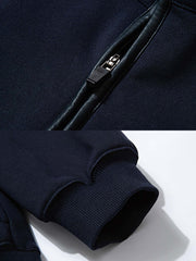 製品画像: エコレザーパイピング スタンドカラーハーフジップスウェットの全体展示。Boxyシルエットとレトロスタイルが融合し、エコレザーパイピングで高級感をプラスしたデザイン。シンプルでありながらも、レトロ感と快適さを兼ね備えています。
詳細画像: スタンドカラーとレザーパイピングのディテール特写。エコレザーの質感とハーフジップのディテールが強調され、デザイン性と実用性を高めています。