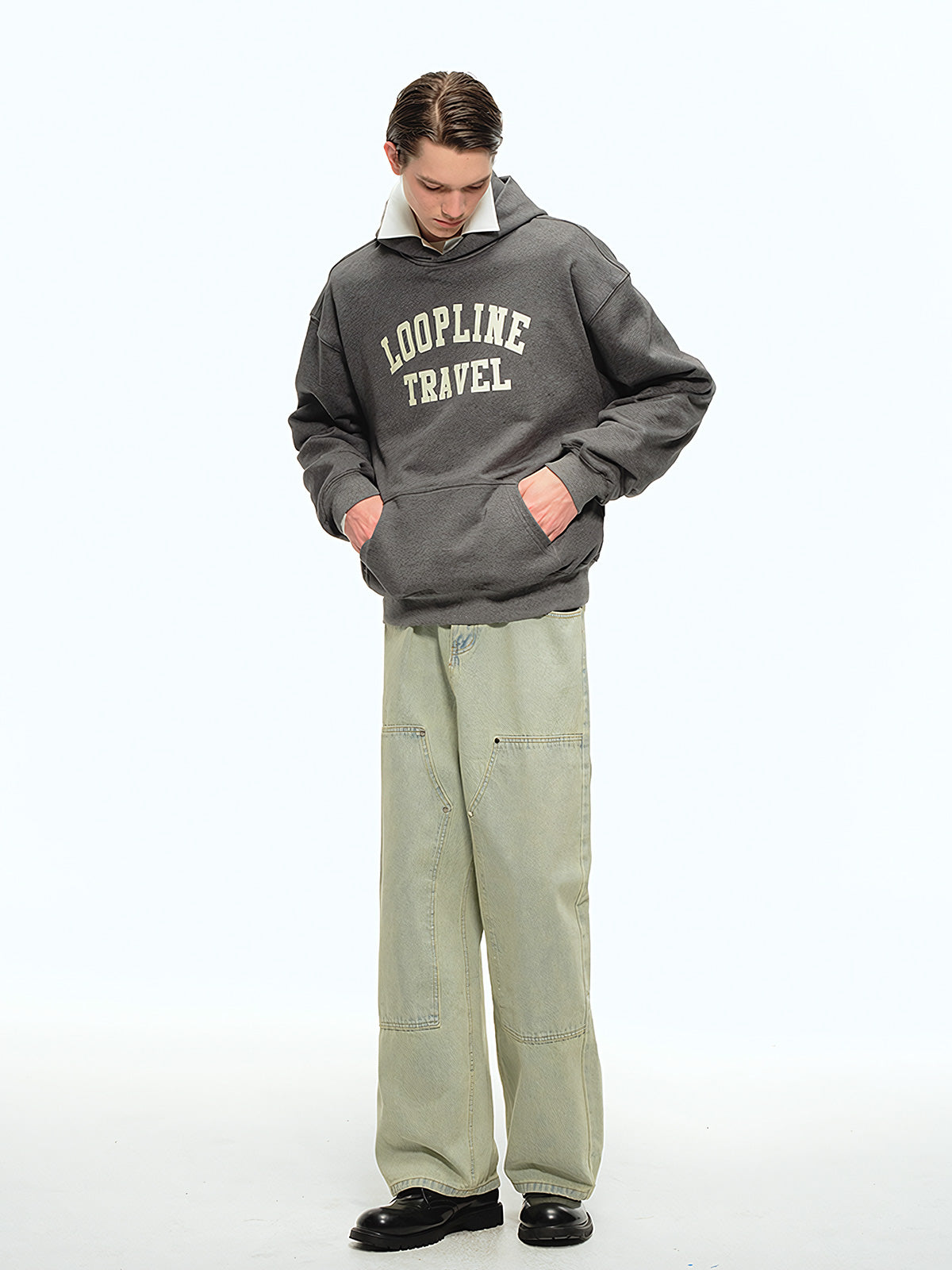 詳細画像: フードとアルファベットプリントのディテール特写。高品質な360Gヘビーウェイトニット素材と、しっかりとしたプリントディテールが強調され、デザイン性と実用性を兼ね備えたパーカー。
モデル画像: パーカーとジーンズを合わせたカジュアルでレトロなスタイル。ルーズフィットデザインがリラックス感を与え、ヴィンテージとモダンが融合したスタイルを披露。