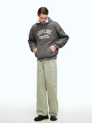 詳細画像: フードとアルファベットプリントのディテール特写。高品質な360Gヘビーウェイトニット素材と、しっかりとしたプリントディテールが強調され、デザイン性と実用性を兼ね備えたパーカー。
モデル画像: パーカーとジーンズを合わせたカジュアルでレトロなスタイル。ルーズフィットデザインがリラックス感を与え、ヴィンテージとモダンが融合したスタイルを披露。