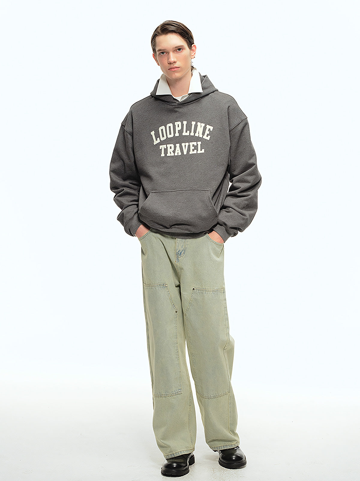 詳細画像: フードとアルファベットプリントのディテール特写。高品質な360Gヘビーウェイトニット素材と、しっかりとしたプリントディテールが強調され、デザイン性と実用性を兼ね備えたパーカー。
モデル画像: パーカーとジーンズを合わせたカジュアルでレトロなスタイル。ルーズフィットデザインがリラックス感を与え、ヴィンテージとモダンが融合したスタイルを披露。