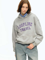 詳細画像: フードとアルファベットプリントのディテール特写。高品質な360Gヘビーウェイトニット素材と、しっかりとしたプリントディテールが強調され、デザイン性と実用性を兼ね備えたパーカー。
モデル画像: パーカーとジーンズを合わせたカジュアルでレトロなスタイル。ルーズフィットデザインがリラックス感を与え、ヴィンテージとモダンが融合したスタイルを披露。