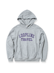 製品画像: 360Gアルファベットプリントパーカーの全体展示。クラシックなフードデザインとヴィンテージ感漂うアルファベットプリントが特徴のルーズフィットパーカー。秋冬のカジュアルシーンに最適。
詳細画像: フードとアルファベットプリントのディテール特写。高品質な360Gヘビーウェイトニット素材と、しっかりとしたプリントディテールが強調され、デザイン性と実用性を兼ね備えたパーカー。