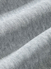 製品画像: 360Gアルファベットプリントパーカーの全体展示。クラシックなフードデザインとヴィンテージ感漂うアルファベットプリントが特徴のルーズフィットパーカー。秋冬のカジュアルシーンに最適。
詳細画像: フードとアルファベットプリントのディテール特写。高品質な360Gヘビーウェイトニット素材と、しっかりとしたプリントディテールが強調され、デザイン性と実用性を兼ね備えたパーカー。