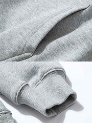 製品画像: 360Gアルファベットプリントパーカーの全体展示。クラシックなフードデザインとヴィンテージ感漂うアルファベットプリントが特徴のルーズフィットパーカー。秋冬のカジュアルシーンに最適。
詳細画像: フードとアルファベットプリントのディテール特写。高品質な360Gヘビーウェイトニット素材と、しっかりとしたプリントディテールが強調され、デザイン性と実用性を兼ね備えたパーカー。