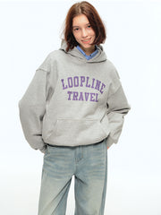 詳細画像: フードとアルファベットプリントのディテール特写。高品質な360Gヘビーウェイトニット素材と、しっかりとしたプリントディテールが強調され、デザイン性と実用性を兼ね備えたパーカー。
モデル画像: パーカーとジーンズを合わせたカジュアルでレトロなスタイル。ルーズフィットデザインがリラックス感を与え、ヴィンテージとモダンが融合したスタイルを披露。