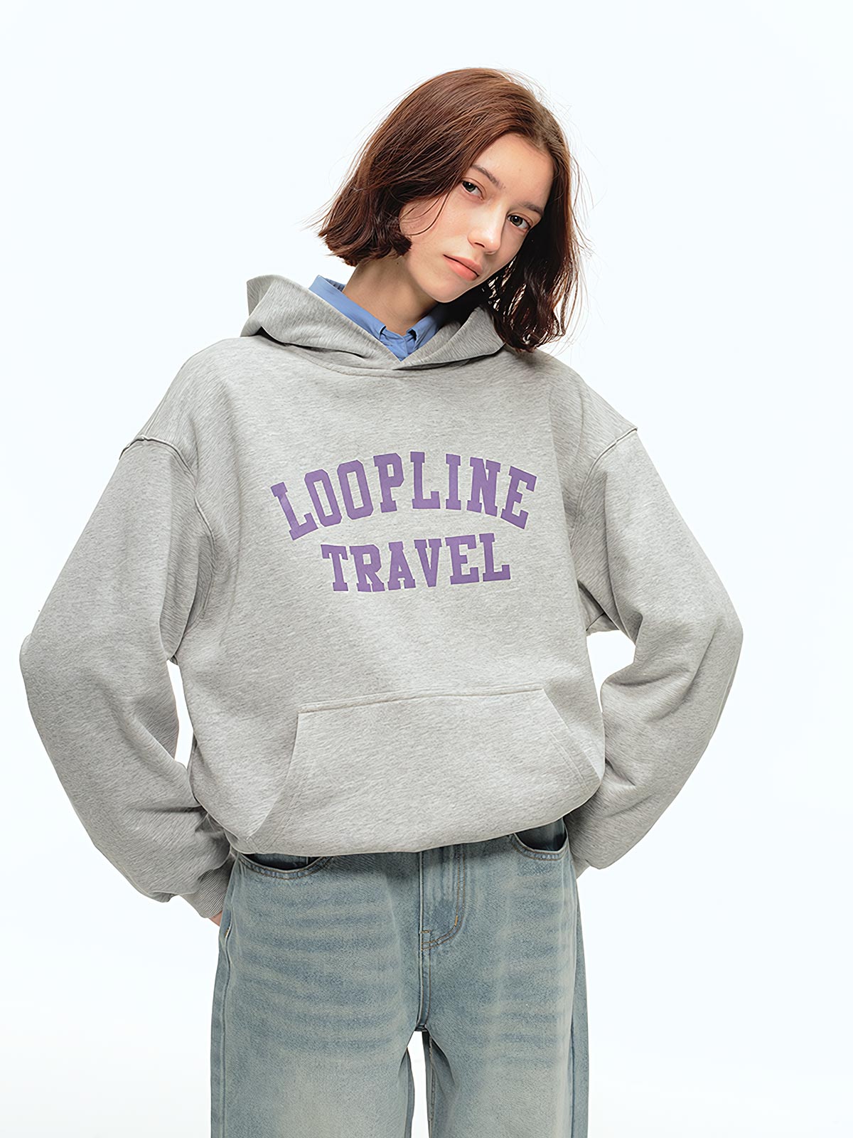 詳細画像: フードとアルファベットプリントのディテール特写。高品質な360Gヘビーウェイトニット素材と、しっかりとしたプリントディテールが強調され、デザイン性と実用性を兼ね備えたパーカー。
モデル画像: パーカーとジーンズを合わせたカジュアルでレトロなスタイル。ルーズフィットデザインがリラックス感を与え、ヴィンテージとモダンが融合したスタイルを披露。