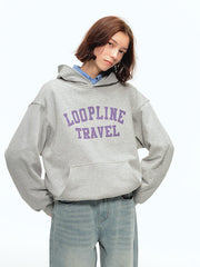 詳細画像: フードとアルファベットプリントのディテール特写。高品質な360Gヘビーウェイトニット素材と、しっかりとしたプリントディテールが強調され、デザイン性と実用性を兼ね備えたパーカー。
モデル画像: パーカーとジーンズを合わせたカジュアルでレトロなスタイル。ルーズフィットデザインがリラックス感を与え、ヴィンテージとモダンが融合したスタイルを披露。