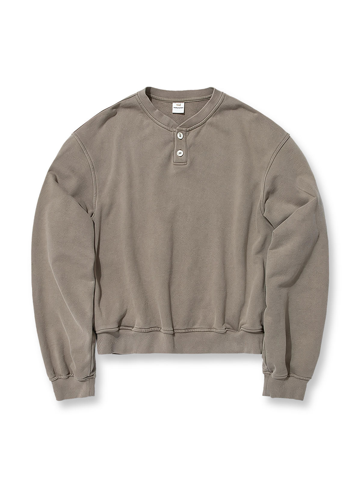 製品画像: ヘンリーネックデザインとショート丈のヴィンテージ風プルオーバースウェット全体展示、色褪せ加工とボクシーシルエットが特徴的
詳細画像: ヘンリーネックのディテールと塩揉み加工による自然なヴィンテージ感のクローズアップ、リブデザインが強調された袖口と裾