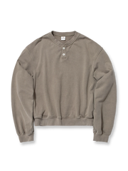 製品画像: ヘンリーネックデザインとショート丈のヴィンテージ風プルオーバースウェット全体展示、色褪せ加工とボクシーシルエットが特徴的
詳細画像: ヘンリーネックのディテールと塩揉み加工による自然なヴィンテージ感のクローズアップ、リブデザインが強調された袖口と裾