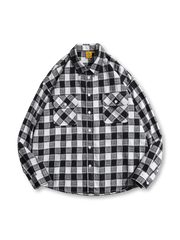 赤黒チェックの長袖シャツ、両胸にフラップポケット