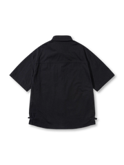 胸ポケットとサイドアジャスターが付いた半袖ワークシャツ