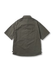 胸ポケットとサイドアジャスターが付いた半袖ワークシャツ