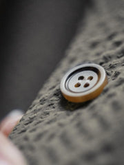 グレーのシアサッカー生地で仕立てられたワークシャツ、2つのフラップポケットがフロントに並ぶ