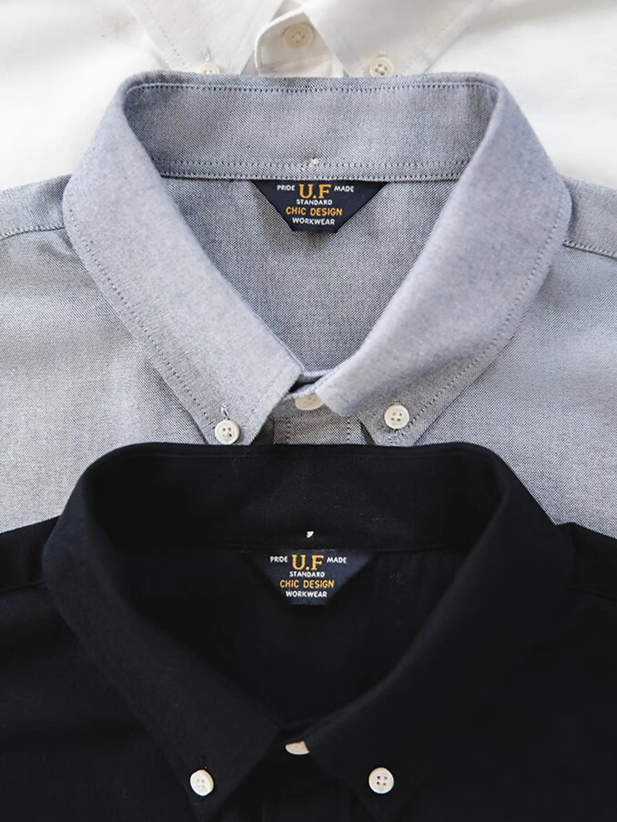 ゆったりとした半袖のボタンダウンシャツ全体像。胸の小さな刺繍とラウンドカットの裾が特徴的