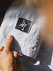 薄手のナイロン生地と2つの胸ポケットが特徴の半袖シャツ正面全体。肩のロゴ刺繍や控えめなスタイリングがわかる