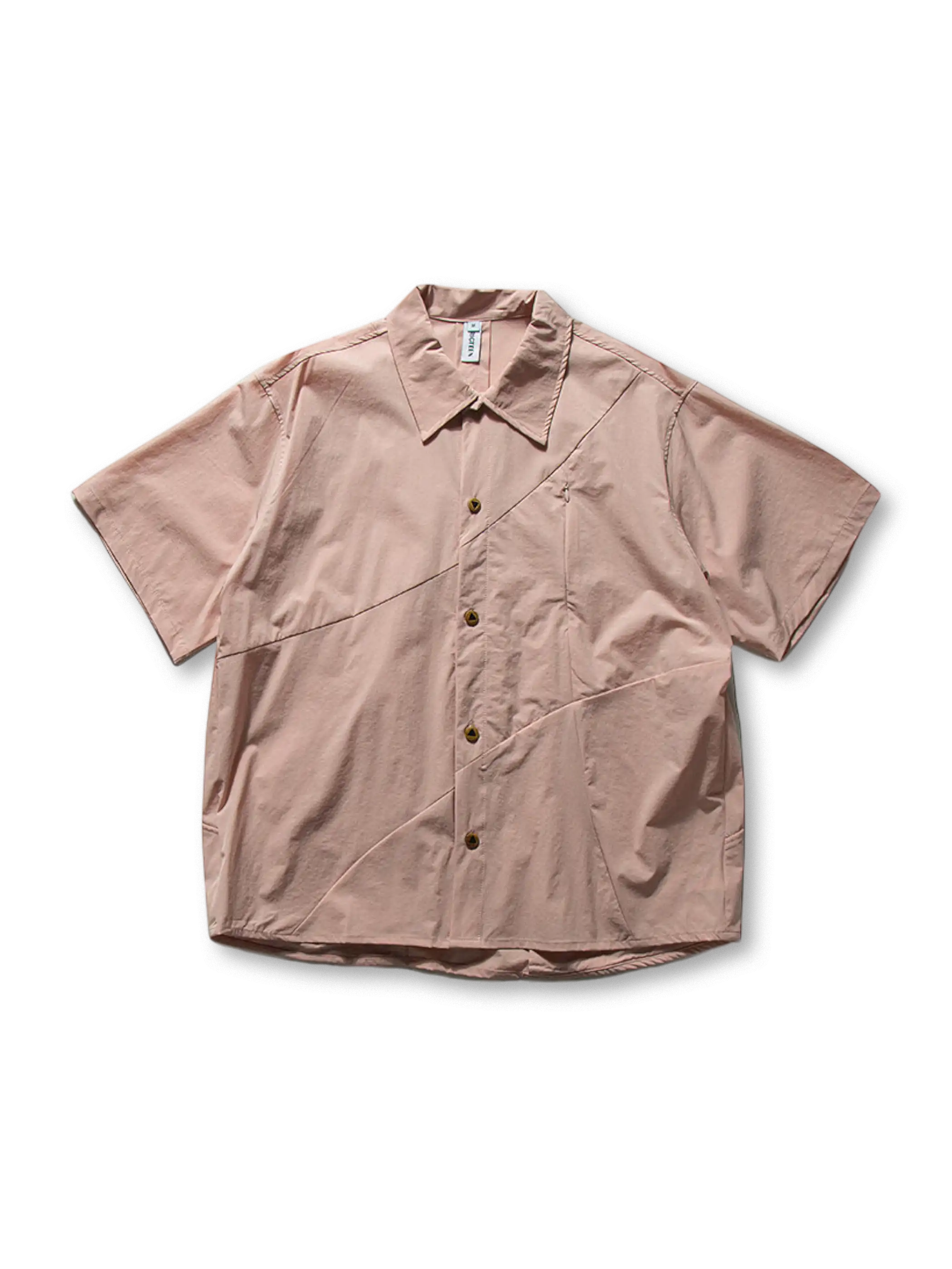 パッチワーク風の切り替えが特徴の半袖シャツ