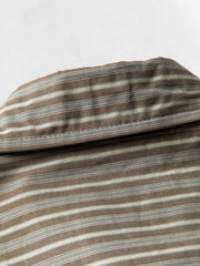 ストライプパターンと襟ディテールのクローズアップ