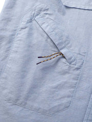 詳細画像:斜めジッパーポケットとラウンドヘムのディテール