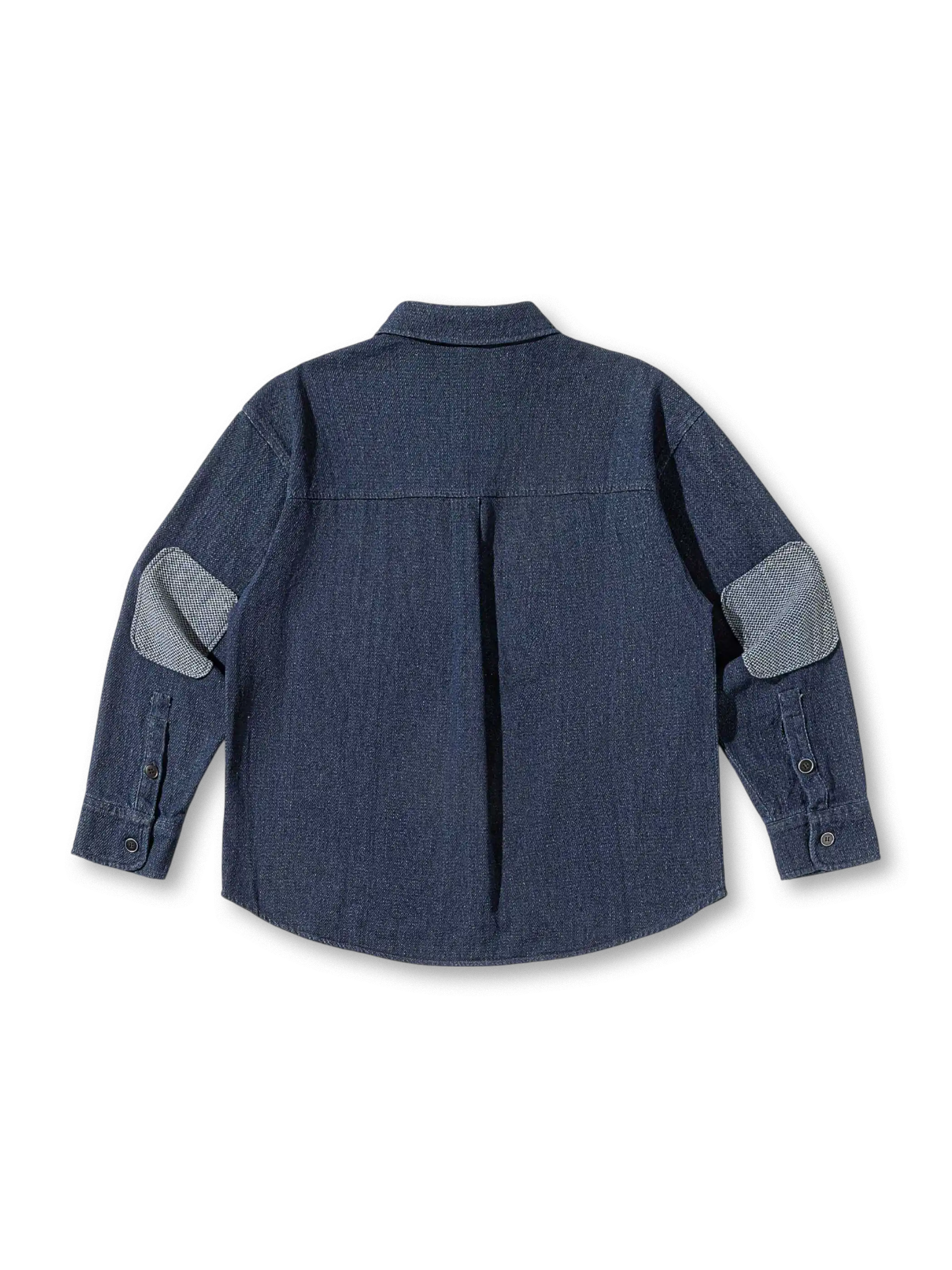 異なるパッチが施されたデニムシャツ