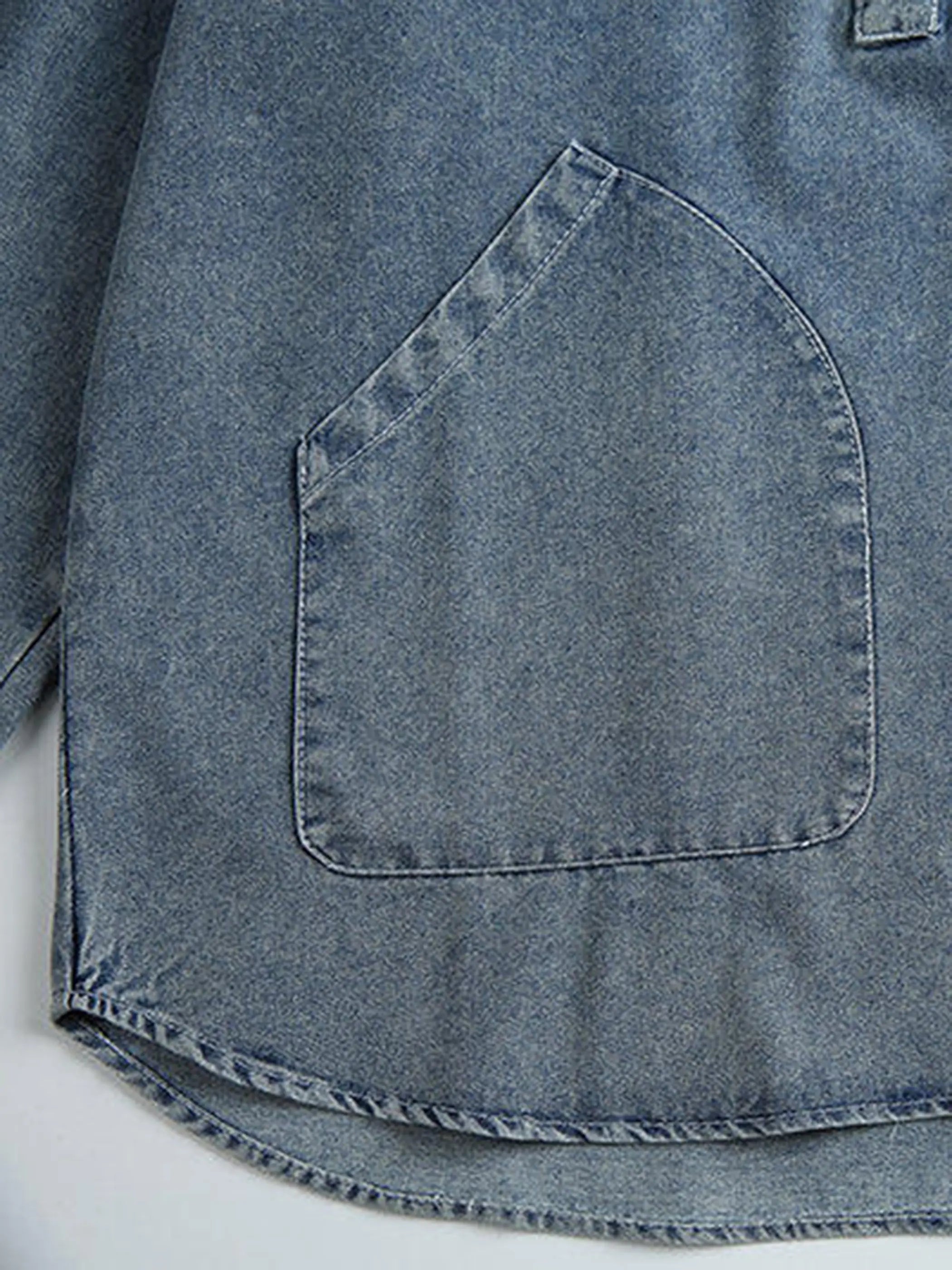 プルオーバー仕様のデニムシャツ全体図