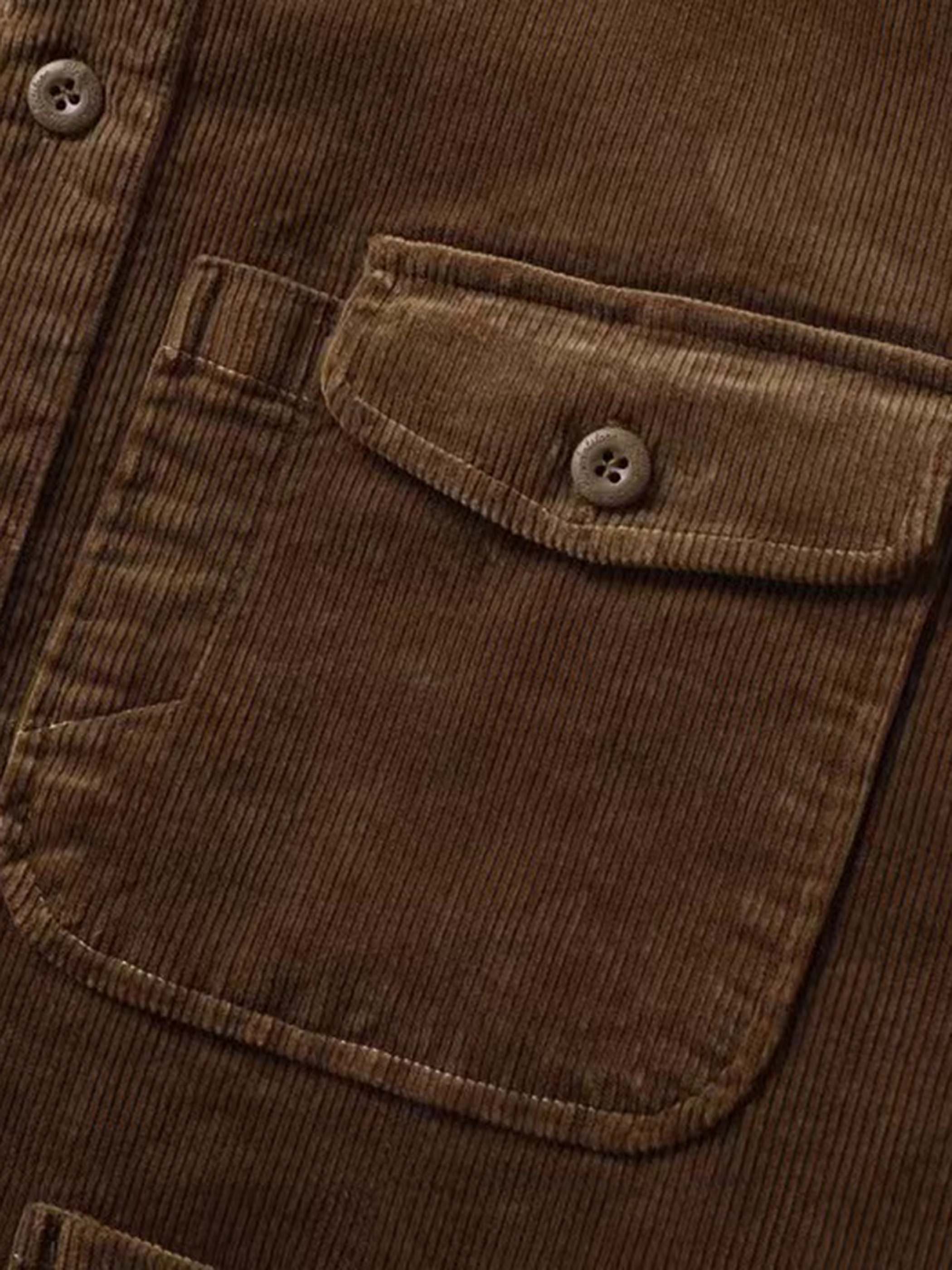 詳細画像:多ポケットデザインとコーデュロイ生地のディテール