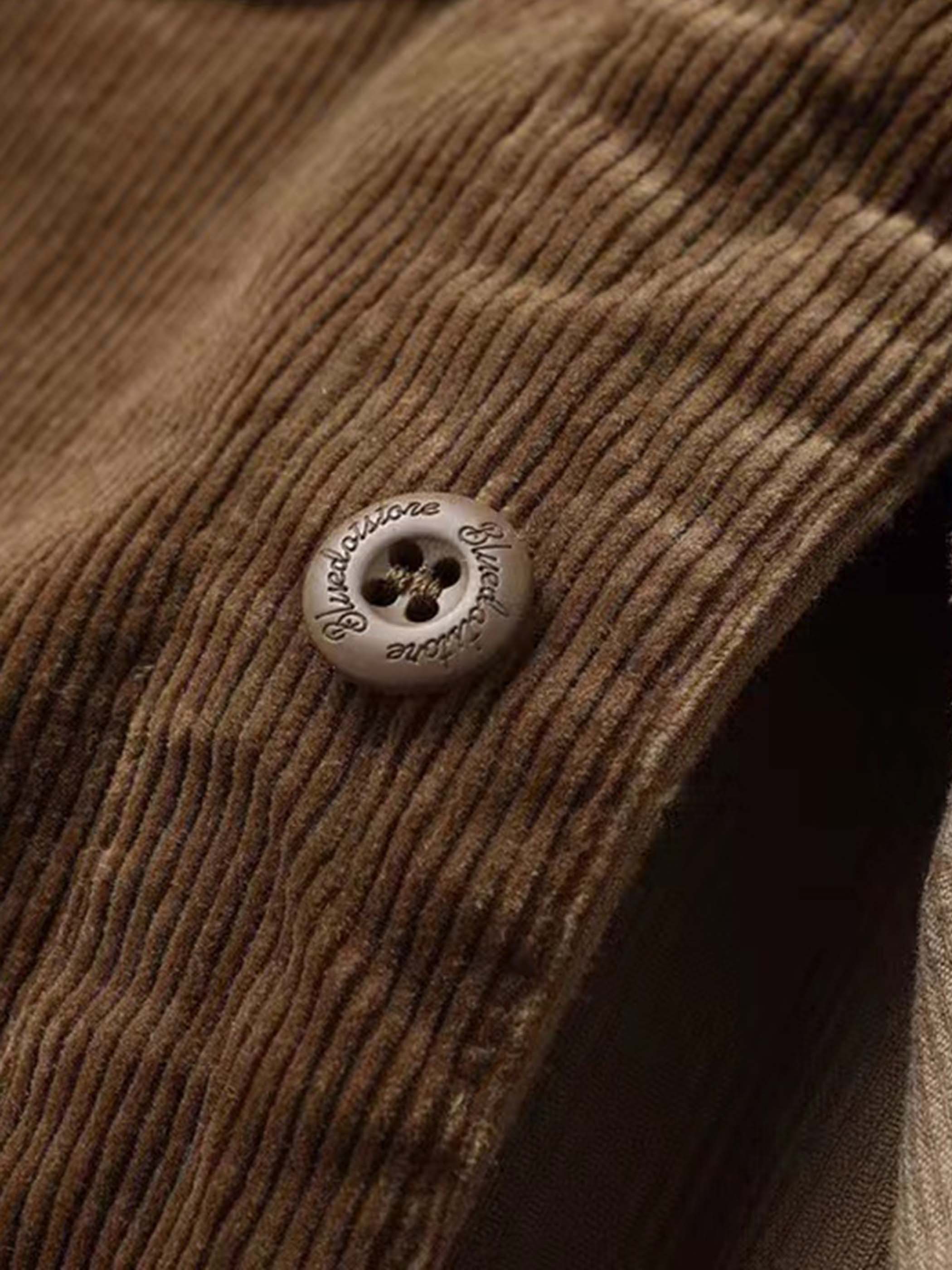 詳細画像:多ポケットデザインとコーデュロイ生地のディテール