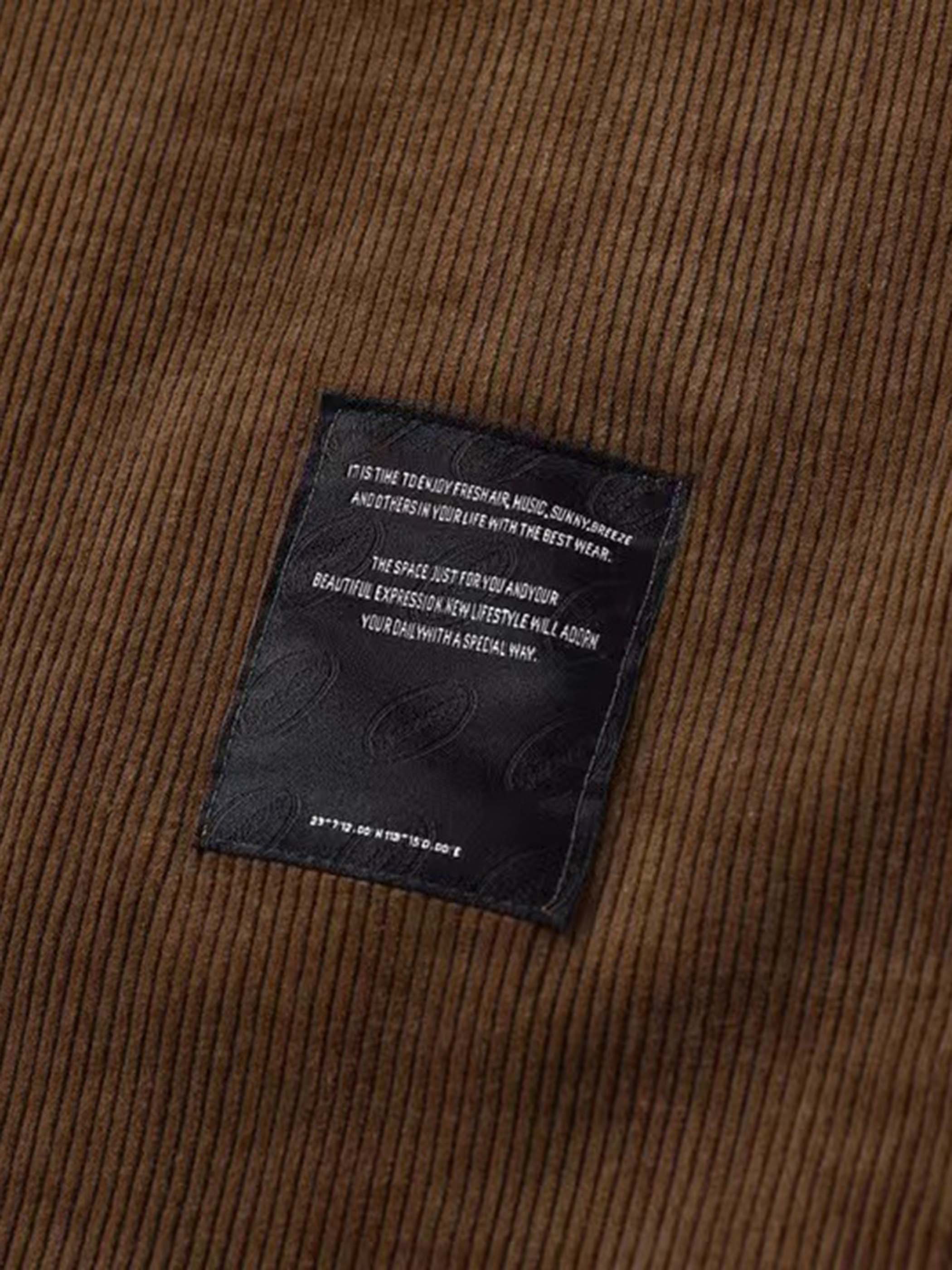 詳細画像:多ポケットデザインとコーデュロイ生地のディテール