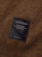 詳細画像:多ポケットデザインとコーデュロイ生地のディテール