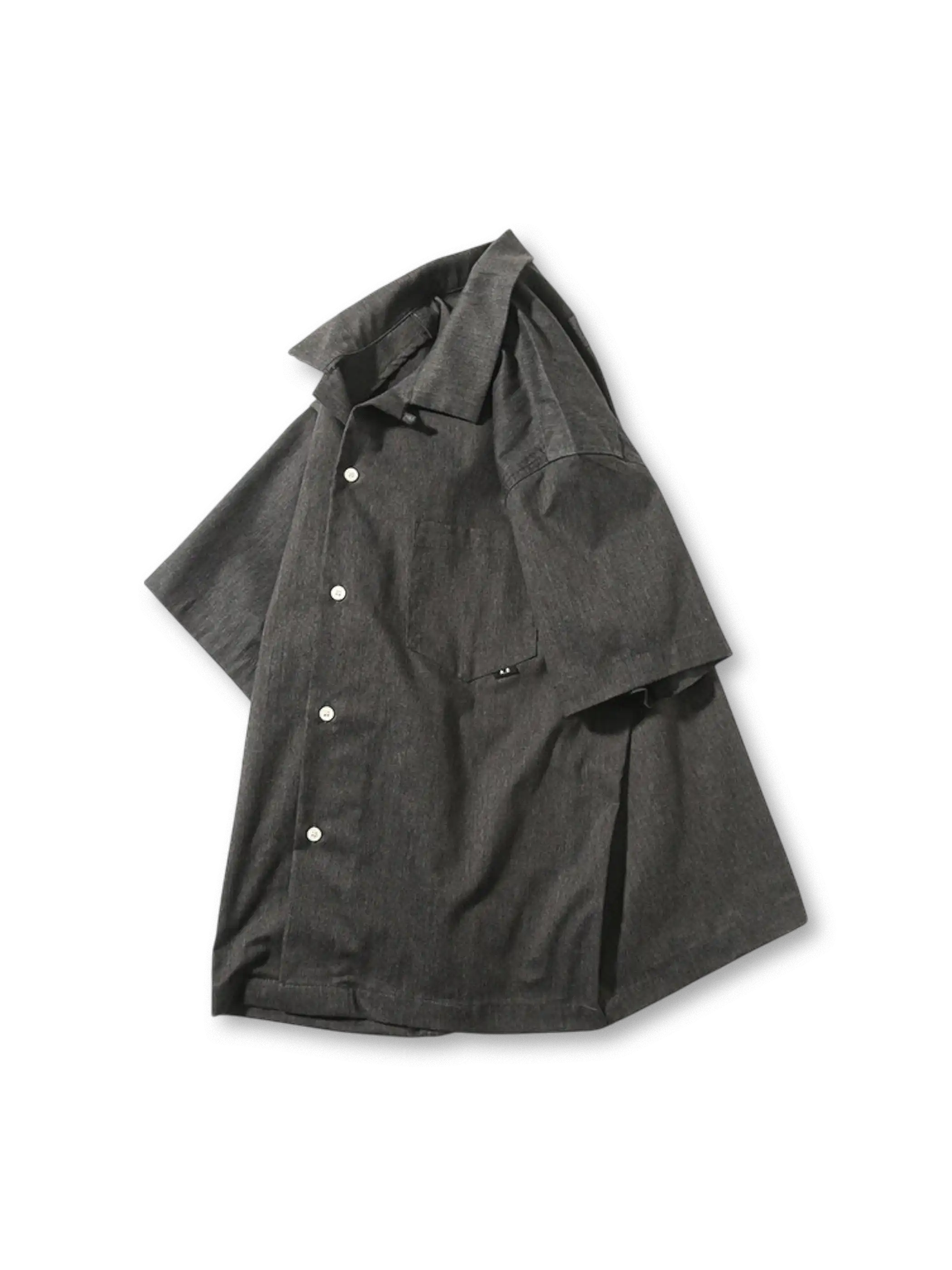 シンプルなオープンカラーの半袖シャツ、胸ポケット付き