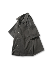 シンプルなオープンカラーの半袖シャツ、胸ポケット付き