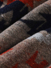 製品画像: ナバホ柄ジャカード織りウール長袖シャツの正面展示画像、厚手ウール素材で暖かさを提供し、クラシックなナバホ柄デザインが特徴的なシャツ。
詳細画像: ナバホ柄ジャカード織りのディテールアップ、独特の質感と民族的な雰囲気を強調したデザイン。