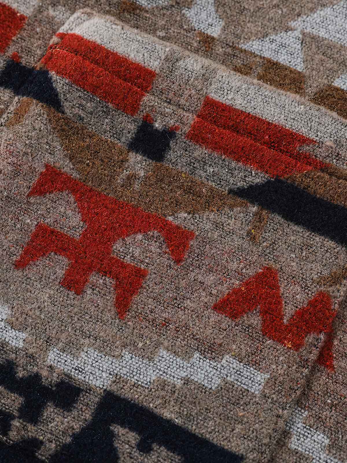 製品画像: ナバホ柄ジャカード織りウール長袖シャツの正面展示画像、厚手ウール素材で暖かさを提供し、クラシックなナバホ柄デザインが特徴的なシャツ。
詳細画像: ナバホ柄ジャカード織りのディテールアップ、独特の質感と民族的な雰囲気を強調したデザイン。