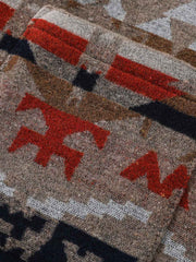 製品画像: ナバホ柄ジャカード織りウール長袖シャツの正面展示画像、厚手ウール素材で暖かさを提供し、クラシックなナバホ柄デザインが特徴的なシャツ。
詳細画像: ナバホ柄ジャカード織りのディテールアップ、独特の質感と民族的な雰囲気を強調したデザイン。