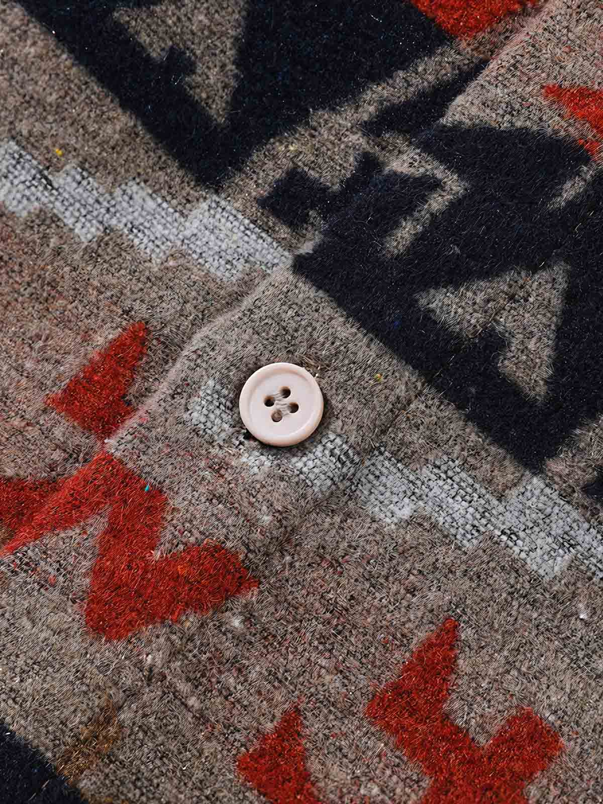 製品画像: ナバホ柄ジャカード織りウール長袖シャツの正面展示画像、厚手ウール素材で暖かさを提供し、クラシックなナバホ柄デザインが特徴的なシャツ。
詳細画像: ナバホ柄ジャカード織りのディテールアップ、独特の質感と民族的な雰囲気を強調したデザイン。