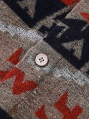 製品画像: ナバホ柄ジャカード織りウール長袖シャツの正面展示画像、厚手ウール素材で暖かさを提供し、クラシックなナバホ柄デザインが特徴的なシャツ。
詳細画像: ナバホ柄ジャカード織りのディテールアップ、独特の質感と民族的な雰囲気を強調したデザイン。