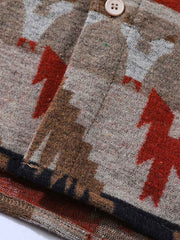 製品画像: ナバホ柄ジャカード織りウール長袖シャツの正面展示画像、厚手ウール素材で暖かさを提供し、クラシックなナバホ柄デザインが特徴的なシャツ。
詳細画像: ナバホ柄ジャカード織りのディテールアップ、独特の質感と民族的な雰囲気を強調したデザイン。