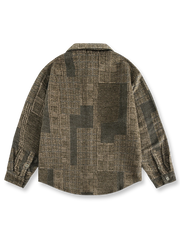 製品画像
「ヴィンテージバイカラー長袖シャツの全体展示図。ユニークなバイカラーデザインが際立ち、手工芸品のような繊細なテクスチャーが特徴。ヴィンテージトーンを巧みに組み合わせた織り柄が豊かな質感と奥行きを生み出し、レトロでありながら洗練されたスタイルを実現しています。」
詳細画像
「ヴィンテージテクスチャーとバイカラーデザインのディテール特写。織り柄が生み出す深みと、胸元に施されたシングルポケットが実用性を持たせつつ、デザインに独自のアクセントを加えています。素材感が際立ち、肌触りの良さも感じられます。」