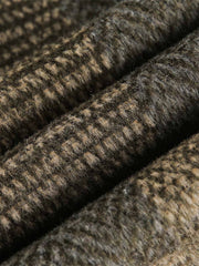 製品画像
「ヴィンテージバイカラー長袖シャツの全体展示図。ユニークなバイカラーデザインが際立ち、手工芸品のような繊細なテクスチャーが特徴。ヴィンテージトーンを巧みに組み合わせた織り柄が豊かな質感と奥行きを生み出し、レトロでありながら洗練されたスタイルを実現しています。」
詳細画像
「ヴィンテージテクスチャーとバイカラーデザインのディテール特写。織り柄が生み出す深みと、胸元に施されたシングルポケットが実用性を持たせつつ、デザインに独自のアクセントを加えています。素材感が際立ち、肌触りの良さも感じられます。」