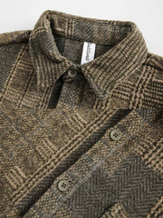 製品画像
「ヴィンテージバイカラー長袖シャツの全体展示図。ユニークなバイカラーデザインが際立ち、手工芸品のような繊細なテクスチャーが特徴。ヴィンテージトーンを巧みに組み合わせた織り柄が豊かな質感と奥行きを生み出し、レトロでありながら洗練されたスタイルを実現しています。」
詳細画像
「ヴィンテージテクスチャーとバイカラーデザインのディテール特写。織り柄が生み出す深みと、胸元に施されたシングルポケットが実用性を持たせつつ、デザインに独自のアクセントを加えています。素材感が際立ち、肌触りの良さも感じられます。」