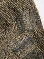 製品画像
「ヴィンテージバイカラー長袖シャツの全体展示図。ユニークなバイカラーデザインが際立ち、手工芸品のような繊細なテクスチャーが特徴。ヴィンテージトーンを巧みに組み合わせた織り柄が豊かな質感と奥行きを生み出し、レトロでありながら洗練されたスタイルを実現しています。」
詳細画像
「ヴィンテージテクスチャーとバイカラーデザインのディテール特写。織り柄が生み出す深みと、胸元に施されたシングルポケットが実用性を持たせつつ、デザインに独自のアクセントを加えています。素材感が際立ち、肌触りの良さも感じられます。」