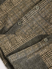 製品画像
「ヴィンテージバイカラー長袖シャツの全体展示図。ユニークなバイカラーデザインが際立ち、手工芸品のような繊細なテクスチャーが特徴。ヴィンテージトーンを巧みに組み合わせた織り柄が豊かな質感と奥行きを生み出し、レトロでありながら洗練されたスタイルを実現しています。」
詳細画像
「ヴィンテージテクスチャーとバイカラーデザインのディテール特写。織り柄が生み出す深みと、胸元に施されたシングルポケットが実用性を持たせつつ、デザインに独自のアクセントを加えています。素材感が際立ち、肌触りの良さも感じられます。」