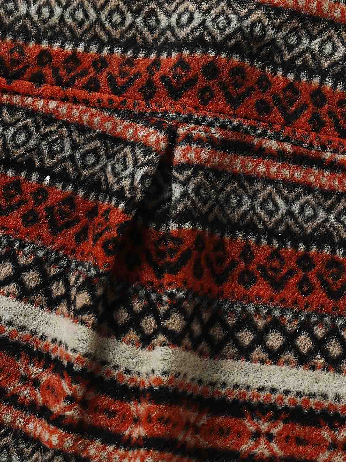 製品画像: 民族風ジャガードツイード長袖シャツの正面展示画像。独特なジャガードツイード柄と加厚デザインで、レトロな民族風スタイルを強調。ウール混紡素材で暖かさを提供。
詳細画像: ジャガードツイード柄の織り目と、ウール混紡素材の質感をアップで展示。厚手デザインが秋冬に最適な保温性を実現。