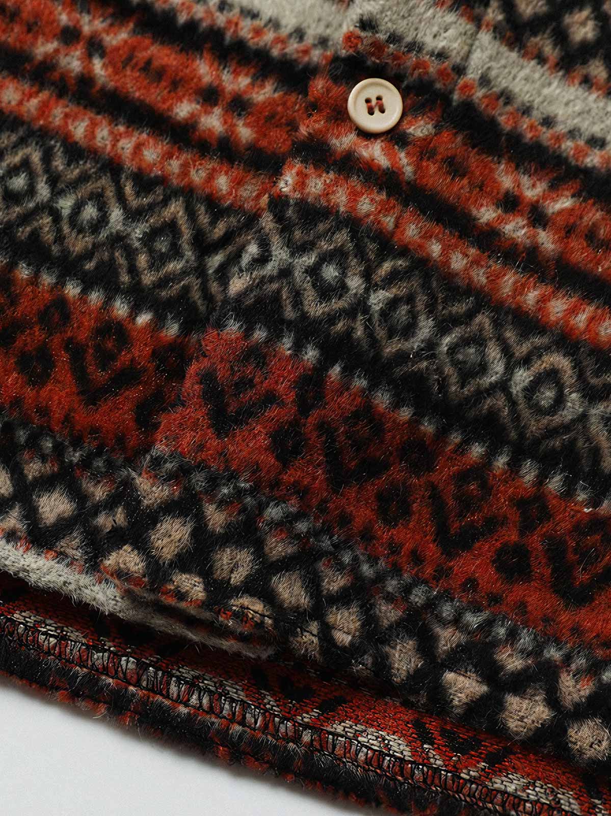 製品画像: 民族風ジャガードツイード長袖シャツの正面展示画像。独特なジャガードツイード柄と加厚デザインで、レトロな民族風スタイルを強調。ウール混紡素材で暖かさを提供。
詳細画像: ジャガードツイード柄の織り目と、ウール混紡素材の質感をアップで展示。厚手デザインが秋冬に最適な保温性を実現。