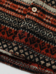 製品画像: 民族風ジャガードツイード長袖シャツの正面展示画像。独特なジャガードツイード柄と加厚デザインで、レトロな民族風スタイルを強調。ウール混紡素材で暖かさを提供。
詳細画像: ジャガードツイード柄の織り目と、ウール混紡素材の質感をアップで展示。厚手デザインが秋冬に最適な保温性を実現。