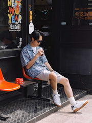 モデルがハワイアンプリント半袖シャツを着用している様子