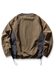 製品画像
「軽量で通気性に優れた機能性プルオーバースウェットシャツ正面展示図。100%ナイロン素材使用で、防風性と耐久性を兼ね備え、アウトドアスポーツに最適な一着。」
詳細画像
「ゴム仕様の袖口ディテールと胸元に刺繍されたシンプルなロゴの特写。袖口のゴムが保温効果を強化し、シンプルなデザインで上質感を演出。」