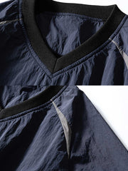 製品画像
「軽量で通気性に優れた機能性プルオーバースウェットシャツ正面展示図。100%ナイロン素材使用で、防風性と耐久性を兼ね備え、アウトドアスポーツに最適な一着。」
詳細画像
「ゴム仕様の袖口ディテールと胸元に刺繍されたシンプルなロゴの特写。袖口のゴムが保温効果を強化し、シンプルなデザインで上質感を演出。」