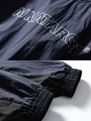 製品画像
「軽量で通気性に優れた機能性プルオーバースウェットシャツ正面展示図。100%ナイロン素材使用で、防風性と耐久性を兼ね備え、アウトドアスポーツに最適な一着。」
詳細画像
「ゴム仕様の袖口ディテールと胸元に刺繍されたシンプルなロゴの特写。袖口のゴムが保温効果を強化し、シンプルなデザインで上質感を演出。」