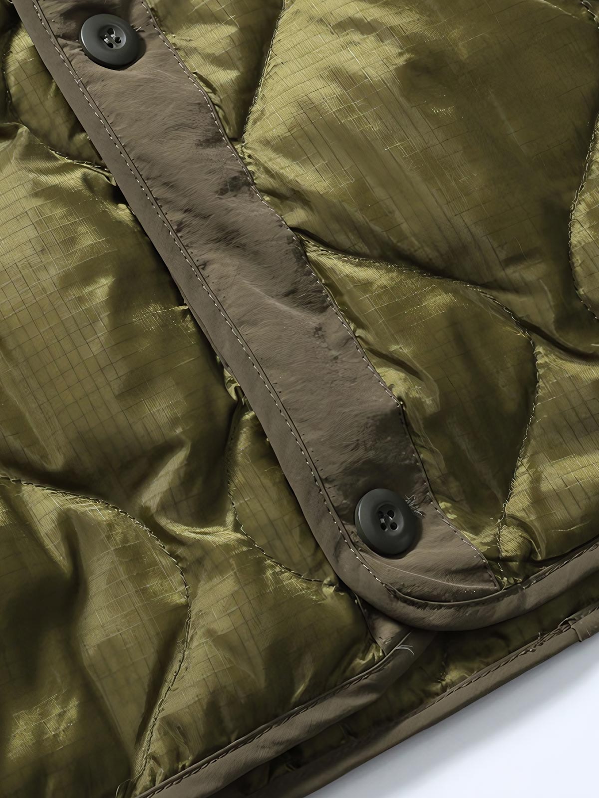 製品画像
"M65改良型ホワイトダックダウンジャケット、90%ホワイトダックダウンの中綿、耐久性のあるコットンナイロン素材、着脱可能なライナーで季節に合わせたスタイル"
詳細画像
"M65改良型ホワイトダックダウンジャケット、スタンドカラーによる防風性、2つの実用的なハンドポケット、内ライナー着脱式で季節や天候に対応可能"