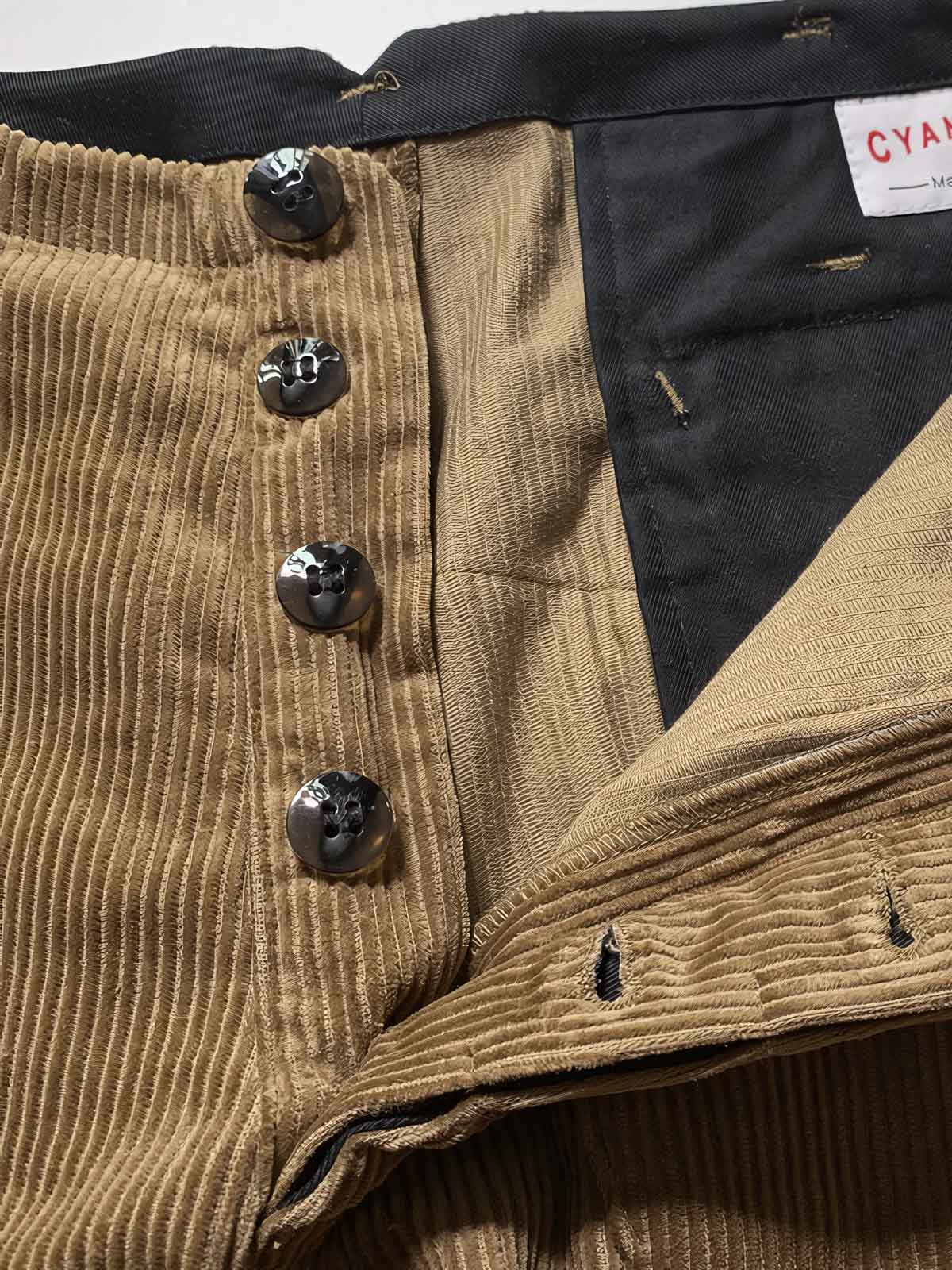 コーデュロイ生地と付属品のディテール特写